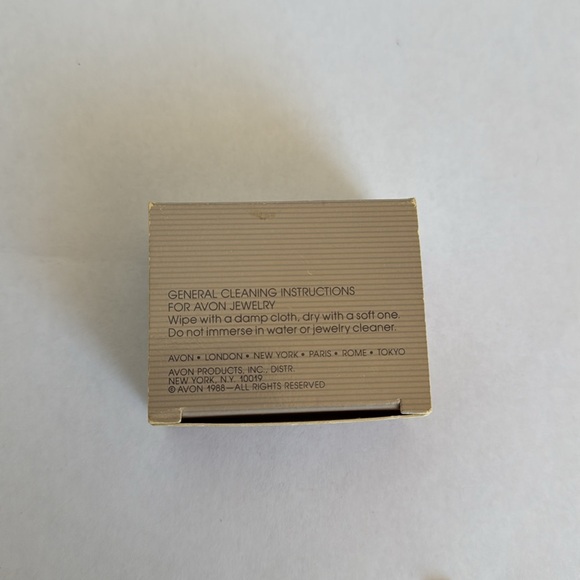 Vintage Avon 1988 Cameo Romantic Portraits Necklace and Earring Set - Picture 2 of 3